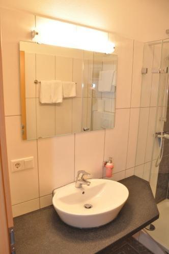 קריילסהיים Inwest Hotel Garni מראה חיצוני תמונה
